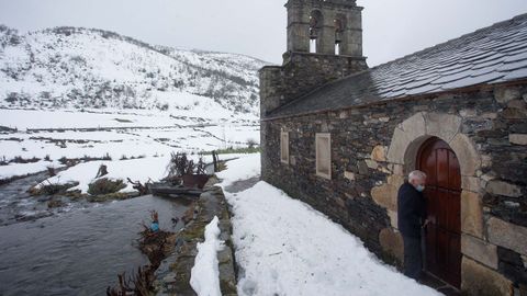 Don Jess abre a igrexa de Balouta en pleno temporal de neve