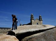 La Pedra de Abalar -imagen tomada ayer- recibe constantes visitas, al igual que el santuario. 