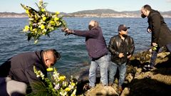 Flores para las v�ctimas del Villa de Pitanxo