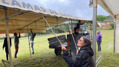 Comisi�n de fiestas. Vega acude todos los veranos a esta aldea de A Fonsagrada. En la imagen, aparece con los vecinos montando la carpa para la fiesta de San Roque en Lamas de Campos. 
