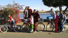 La celadora del CHOP, Chus Fern�ndez, con ni�os egipcios a los que ayuda desde hace 16 a�os llevando ropa y juguetes