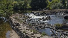 La presa de A Ponte Maceira, en el l�mite de Ames y Negreira, tiene una rotura parcial desde hace a�os y los concellos afectados reclaman su reparaci�n