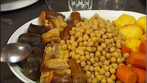 Moscancia en un plato de cocido con varios embutidos de Asturias