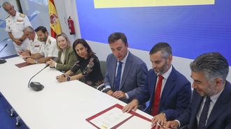 La ministra de Defensa, Margarita Robles, con otras autoridades de su departamento, de Navantia y la Armada, en la firma del hito de aceptacin de la botadura de la fragata F-111