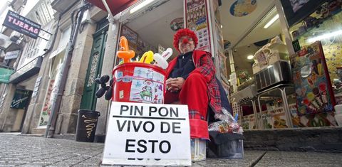 Don Pin Pon, en la calle Peregrina de Pontevedra, donde es ya un cl�sico entre ni�os, padres y uno m�s entre los que all� trabajan. 