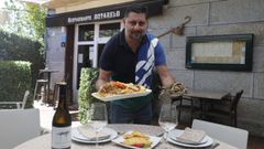 Richard posa con los tres platos estrella del restaurante Outarelo