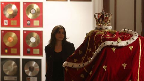 La corona y la capa del cantante de Queen.