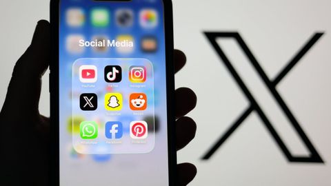 Un tel�fono m�vil, con varias aplicaciones de redes sociales instaladas.