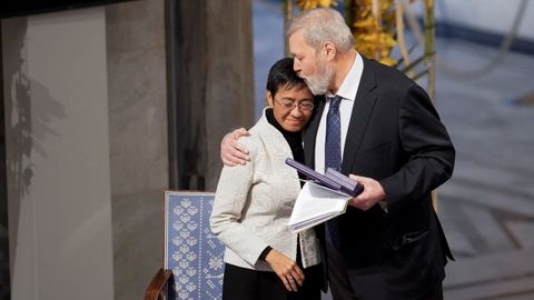 Maria Ressa y el ruso Dmitri Muratov, durante la entrega del premio