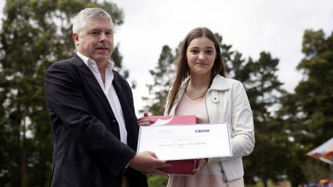 Jos� Manuel Campelo, director de Comunicaci�n de Viaqua entrega el segundo premio en categor�a juvenil del Concurso de Fotograf�a �Galicia, agua e literatura� a Laura Lago Piedras, do IES Mendi�o de Redondela