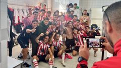 Imagen de la plantilla del C�ltiga tras su victoria por 1-2 sobre el Gran Pe�a. En el centro de la imagen, al lado de un compa�ero con sudadera verde, Carlos G�mez, autor del primer gol, rematando desde el centro del campo.