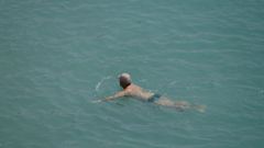 Gente tomando el sol y bandose en la playa de Riazor, en A Corua, en un da de mucho calor