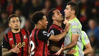 Rodri, en una discusi�n con los jugadores del Bournemouth's