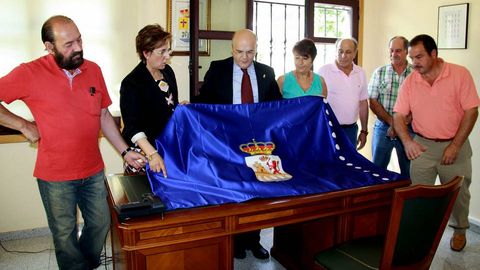 Bandera provincial. Vilamart�n es el primer concello de la provincia en tener la nueva bandera. Baltar se la entreg�. l. v�zquez