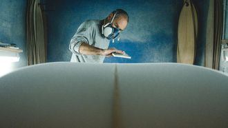 Jes�s Mart�nez fabrica tablas de surf artesanales en su taller, en Muros