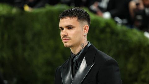 Romeo Beckham posa en la Met Gala del pasado mayo