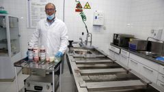 Eduardo Mart�nez, en la sala de tanatopraxia del tanatorio que dirige