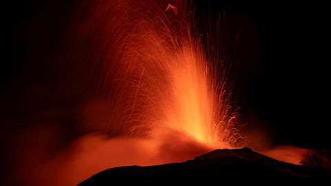 Nueva erupci�n del volc�n italiano Etna, que obligaba a paralizar temporalmente las operaciones en el aeropuerto de Catania. 21/05/2023