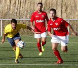 El centrocampista Gonzalo, que fue titular, disputando un bal�n a un jugador del Sanxenxo. 