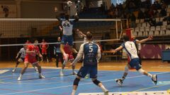 Janluar Figueroa remata en una acci�n del partido.