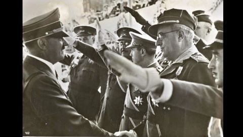 El general Juan Yage saluda a Adolf Hitler durante una visita del militar espaol a Berln a 1939. Yage qued deslumbrado por la Luftwaffe nazi y quiso imitar su organizacin en Espaa