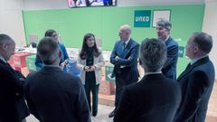 Pedro Agudo (de frente, a la derecha), acompa�ado de todas las autoridades que acudieron a la conferencia este jueves en la UNED de Lugo.