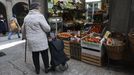 Una mujer observa los productos de una fruter�a en Toledo el pasado mes de enero.