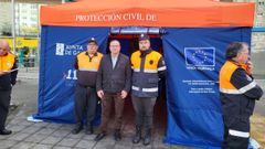 Representantes del Concello y Protecci�n Civil de Malpica, en el acto de entrega
