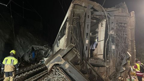 Uno de los trenes involucrados en el accidente cay� por un talud de 4 metros tras el impacto