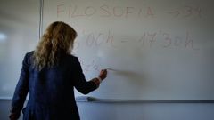 Imagen de archivo de una profesora escribiendo el horario del examen de filosofa en la selectividad