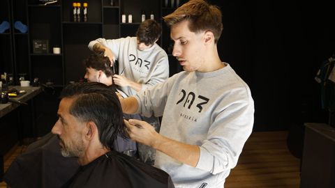 Rub&eacute;n Rivas, uno de los propietarios de la Barber&iacute;a 203.