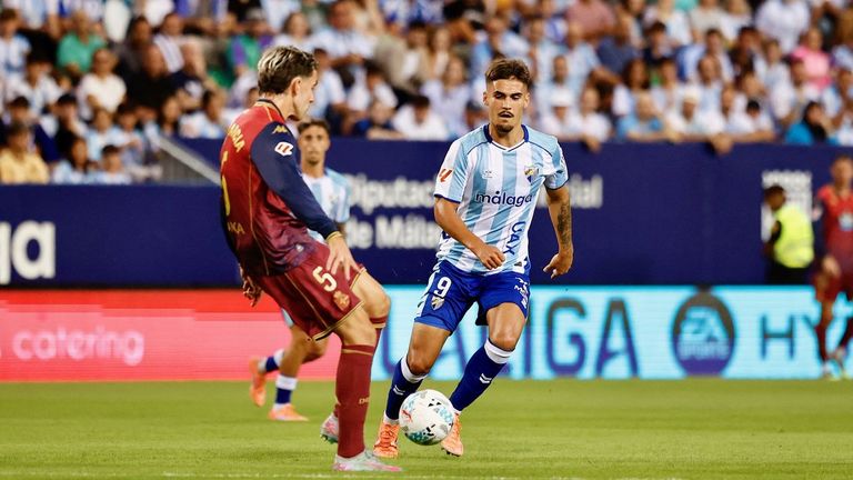 Chupe presionando a Dani Barcia en el encuentro de la primera vuelta entre el M�laga y el Deportivo