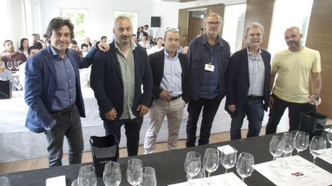 El catador de la lista Parker en Espa�a, Luis Guti�rrez (segundo por la derecha), present� as� a unos bodegueros que han catapultado el prestigio del vino en Galicia, (de izquierda a derecha) Telmo Rodr�guez, Rodrigo M�ndez, Jos� Luis Mateo de Quinta da Muradella, Fernando Gonz�lez de Algueira y Luis Anxo Rodr�guez