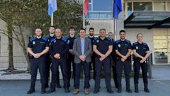 El alcalde de Boiro, Jos� Ram�n Romero (en el centro), junto a la plantilla actual de la Polic�a Local