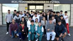 Los colegiados menores que se forman en la delegacin de A Corua posan con sus profesores ante la sede de la federacin.