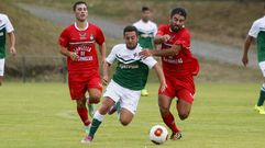 Vela trata de irse por velocidad durante el partido disputado en A G�ndara