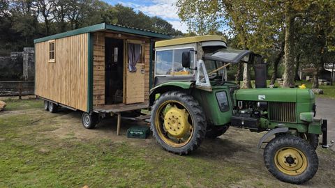 En un tractor con matr�cula alemana viajaba este turista que se encontraron en la Fundaci�n Brandomil.