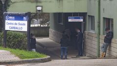 Para evitar contagios, algunas personas deben esperar fuera del PAC de Carballo