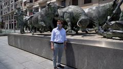 El alcalde de Madrid y portavoz nacional del PP, Jos� Luis Mart�nez-Almeida, posa en el monumento al encierro, este domingo, en Pamplona 