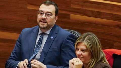 El Presidente de Principado, Adri�n Barb�n (i) junto a la vicepresidente Gimena LLamedo (d) en el pleno de la Junta General durante la aprobaci�n de los Presupuestos de Asturias para el pr�ximo a�o