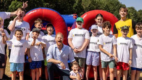 El pr�ncipe Harry, con un grupo de ni�os
