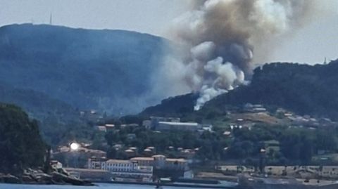 Incendio forestal en la zona de A Moreira, en Marín