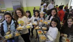 Los ni�os del colegio de Cambre comieron ayer polenta de ma�z con queso y paella de marisco. 