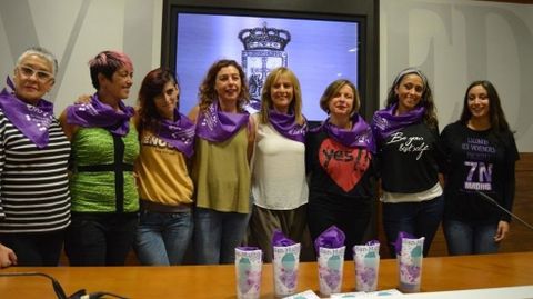 Representantes municipales, encabezadas por Ana Taboada, y de la Plataforma Feminista durante la presentaci�n de la campa�a