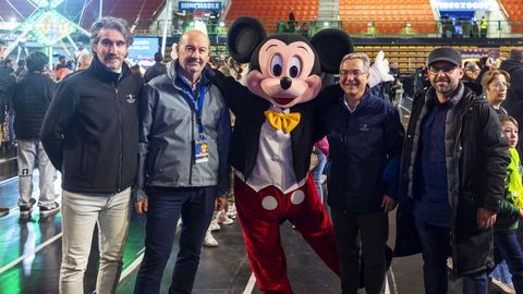 El presidente de la Diputacin, Luis Menor, en su visita a Pazolandia.