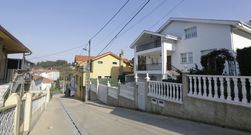 La casa blanca fue en donde se cometieron los robos. 