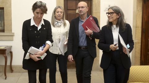 De izquierda a derecha: Marta Álvarez, Mila Castro, Gonzalo Muíños y Mercedes Rosón, en un pasillo del Ayuntamiento