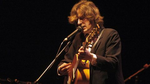 Nacho Vegas en un concierto en el �gora en el 2012