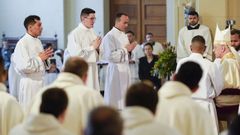 Los tres seminaristas frente al obispo, en un momento de la ceremonia