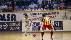 Douglas conduce el bal�n en el partido del s�bado en el Agust�n Mour�s, que certific� la permanencia del Noia en Primer Divisi�n.